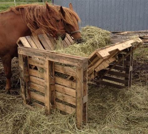 Balcony Boho, Balcony Vintage, Diy Hay Feeder, Rustic Balcony, Vintage Balcony, Urban Patio, Pasture Shelter, Hay Feeder For Horses, Horse Feeder