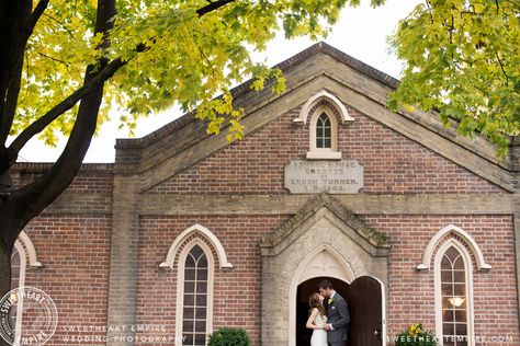 Enoch Turner Schoolhouse Wedding - Bride and groom kiss. #sweetheartempirephotography Schoolhouse Wedding, Bride And Groom Kiss, Wedding Musicians, Band Playing, Romantic Times, Cloak And Dagger, Wedding Photojournalism, Couples Portraits, Couple Portraits