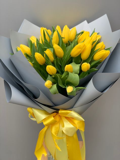 Yellow Tulips Bouquet, Bucket Uang, Tulip Bouquets, Yellow Rose Bouquet, Single Flower Bouquet, Pretty Flowers Pictures, Yellow Bouquets, Boquette Flowers, Blue Wedding Flowers