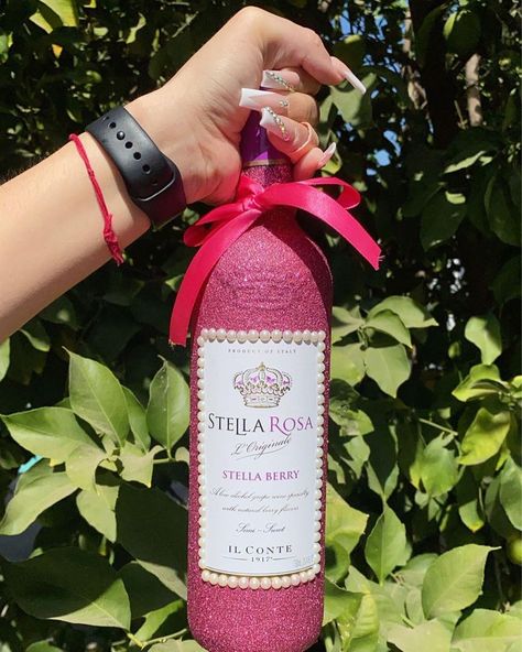 CUSTOM BOTTLES ✨’s Instagram photo: “Stella Rosa wine 🌹✨ #custombottles #customwine #glitter” Sparkly Wine Bottles, Decorated Wine Bottles For Birthday, Stella Rose Wine, Customized Bottles, Wedding Glasses Decoration, Decorated Wine Bottles, Stella Rosa Wine, Decorated Liquor Bottles, Glitter Wine Bottles