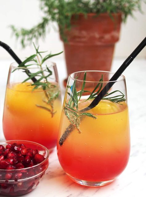 This easy mocktail recipe is party perfect! Made with orange juice and grenadine, it looks like a beautiful sunset. Perfect for a brunch party. Recipe on www.theworktop.com. #mocktail #party #easymocktail #drinkrecipe #brunch Holiday Mocktail, Christmas Mocktails, Easy Mocktail Recipes, Brunch Drinks, Dairy Drinks, Easy Brunch, Vegetable Drinks, Mocktail Recipe, Brunch Party