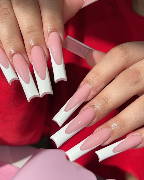 Long Acrylic Nails White French Tip, Long Acrylic Nail Designs Baddie, White Acrylic Designs, Long White French Tip Nails, French Tip Acrylic Nails Long, Long Nail Inspo Baddie, Long French Tip Nails With Design, Medium Length French Tip Nails, Long White French Tip