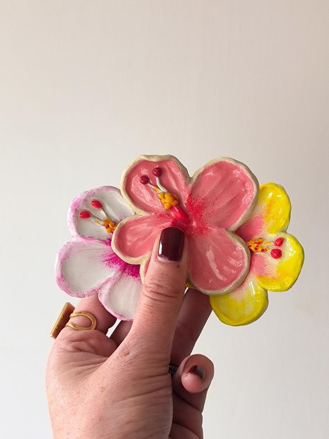 Perfect for decorating the kitchen fridge, these little ceramic effect flower magnets are not only cute, they are also very practical for hanging notes, drawings, photos... Practical, but also very aesthetic! Description These handmade hibiscus magnets were made with clay, acrylic paint and UV resin to give them a beautiful ceramic-like shine. → Dimensions: 7 cm in diameter Do you have any questions? Feel free to contact me ;) Ceramic Fridge Magnets, Clay Food Magnets, Cute Clay Magnets, Air Dry Clay Art Ideas, Magnet Clay, Aesthetic Description, Clay Fridge Magnets, Magnet Ceramic, Handmade Magnets