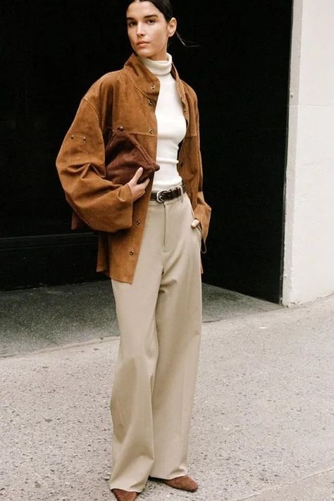 11 Transitional Outfits That Carry Over to Fall Fabulously | Vogue Tan Suede Jacket Outfit, Transitional Fall Outfits, Cos Shorts, Suede Jacket Outfit, October Favorites, Tan Suede Jacket, Everything Autumn, Cropped Trench Coat, Khaki Trench