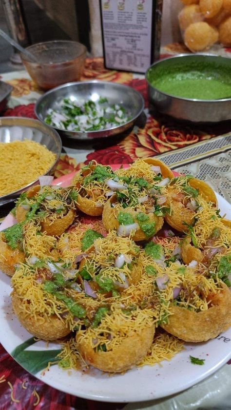 Pani Puri Images, Desi Indian Food, Indian Snacks Aesthetic, Pani Puri Snap, Pani Puri Aesthetic, Indian Food Images, Fast Food Snap, Aesthetic Street Food, Aesthetic Indian Food