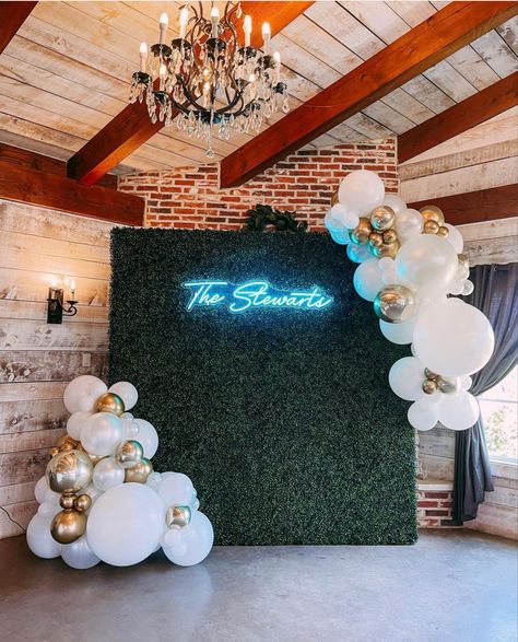 Balloon Arch With Grass Backdrop, Hedge Wall Balloon Garland, Green Wall Backdrop Birthday Parties, Green Wall Party Backdrop Ideas, Hedge Wall Backdrop With Balloons, Grass Wall Balloons, Grass Wall Backdrop Ideas, Greenery And Balloon Backdrop, Simple Grad Decor