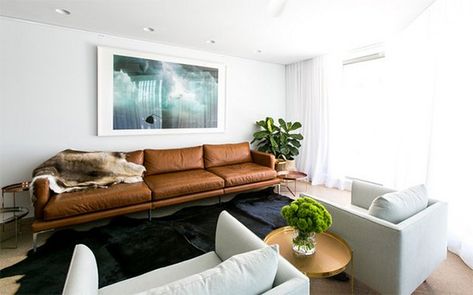 20 Living Rooms Adorned with Cowhide Rugs Tan Leather Sofa, Sofa Cognac, Leather Sofa Living, Tan Leather Sofas, Leather Sectional Sofas, Lounge Suites, Brown Leather Sofa, Ideas Hogar, Stylish Living Room