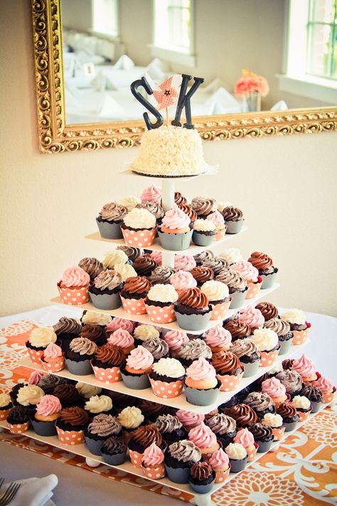 Simple Cupcakes, Wedding Cupcake Display, Cakes Simple, Wedding Cake Flavors, Cupcake Display, Easy Cupcakes, Cupcake Tower, Wedding Cakes With Cupcakes, Simple Wedding Cake