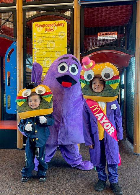 Diy Grimace Costume, Grimace Costume Diy, Family Of 6 Costumes, Costumes Family Of 4, Family Of 4 Costumes, Family Group Costumes, Ronald Mcdonald Cosplay, Grimace Costume, Mcdonald Cosplay