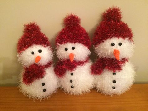 Tinsel yarn - very effective! Tinsel Yarn Crochet Patterns, Knitted Christmas Decorations, Christmas Crochet Patterns, Yarn Projects, Easy Diy Crafts, Christmas Knitting, Christmas Crochet, Crochet Yarn, Image Search