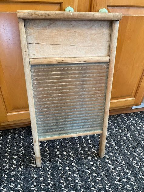 Washboard Crafts, Washboard Decor, Glass Washboard, Vintage Washboard, Old Washboards, Vintage Laundry Room Decor, Farmhouse Makeover, Thrift Store Upcycle, Black Chalk Paint