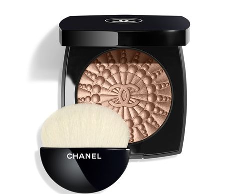 Chanel Makeup Products, Chanel Things, Chanel Products, Chanel Eyeshadow, Minimalist Skincare, Green Smokey Eye, Champagne Colour, Blush Powder, Rose Champagne