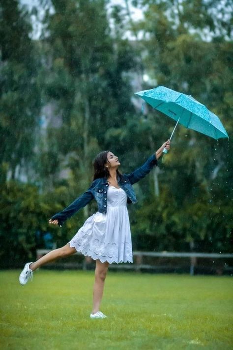 Photography In Rain Photo Ideas, Pics With Umbrella, Umbrella Pics Photography, Pose With Umbrella Photo Shoot, Girly Photography Rain, Pic With Umbrella, Photos With Umbrellas Ideas, Photo With Umbrella Ideas, Umbrella Poses Photo Shoots