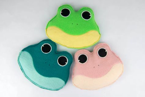 Frog Bean Bag, Diy Frog, Hearts Paper Crafts, Free Sewing Pattern, Toss Game, Pattern Sewing, Diy Sewing Pattern, Bean Bags, Easter Chicks