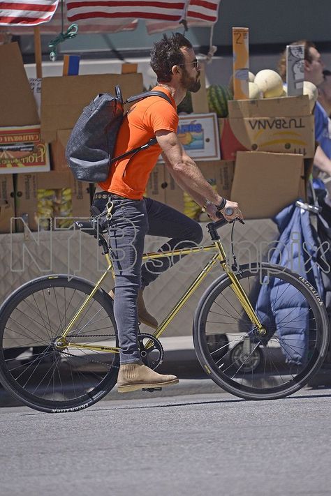 Justin Theroux wearing Saint Laurent Hugo 25 Justin Theroux Style, Urban Cycling Fashion, City Bike Style, Conor Mcgregor Style, Urban Bike Style, Bicycle Chic, Custom Sneakers Diy, Urban Bicycle, Urban Cycling