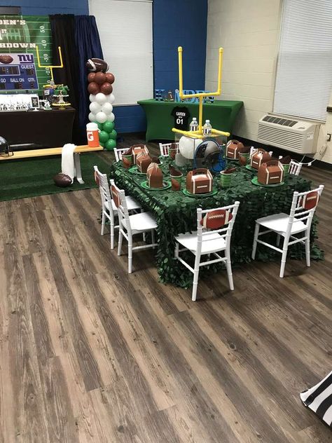 Football Munchies, 49ers Birthday, Football Banquet Centerpieces, Football Birthday Party Ideas, Football Centerpieces, Football Themed Party, Nfl Party, Football Theme Birthday, Banquet Centerpieces