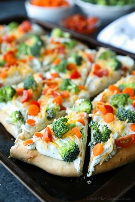 This cold vegetable pizza is the ultimate party appetizer for summer potlucks. With a fresh baked crust, creamy ranch spread, and crunchy fresh veggies, everyone will be coming back for seconds! Cold Vegetable Pizza, Vegetable Appetizer, Cold Veggie Pizza, Pizza Appetizer, Cold Pizza, Pizza Photography, Veggie Pizza Recipe, Party Pizza, Appetizer Party