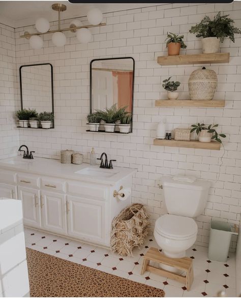 Cottagecore House Bathroom, Cottagecore Restroom, Bathroom Ideas Aesthetic Vintage, Vintage Cottage Core Home Decor, Bathroom Ideas Cottagecore, Bathroom Inspo Aesthetic Bohemian, Cottagecore House Interior Bathroom, Cottage Aesthetic Bathroom, Bathroom Decor Cottagecore