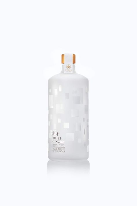 Japanese Craft Shochu Rihei Ginger on Packaging of the World - Creative Package Design Gallery Beverage Package Design, Shampoo Packaging, Japanese Packaging, Water Packaging, Shochu, Clear Bottle, Bottle Design Packaging, Alcohol Packaging, Japanese Craft