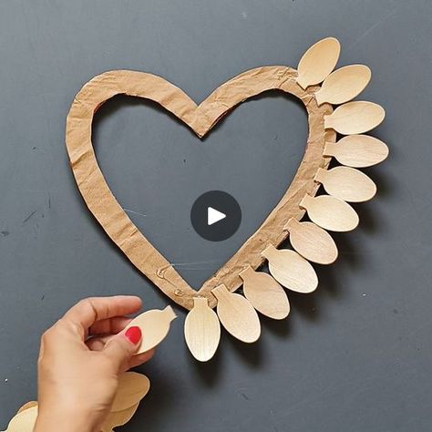 Wooden Spoon Art Wall Decor, Heart Craft Ideas, Wooden Spoon Crafts, Heart Craft, Spoon Art, My Arts, Decorative Ideas, Plastic Spoons, Heart Crafts