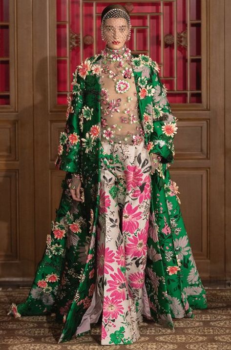 Haute Couture Fabric, Valentino Runway, Valentino Collection, Valentino Haute Couture, Bohemian Minimalist, Valentino Couture, Couture Mode, Green Sequins, Couture Collection