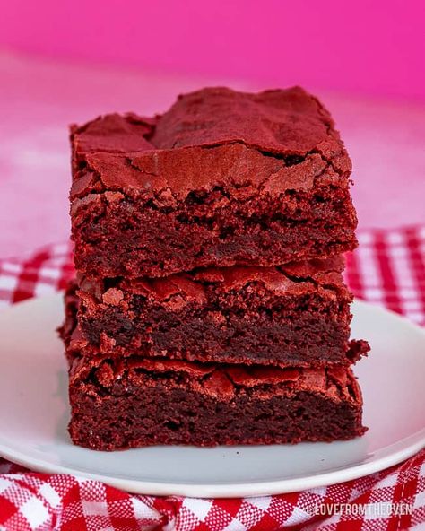 Backyard Bakery, Brownie Photos, Brownie Photography, Red Velvet Brownies Recipe, Homemade Brownies Easy, Easy Red Velvet, Red Velvet Desserts, Brownie Packaging, Velvet Brownies