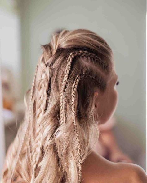 30 Epic Viking Hairstyles To Unleash Your Inner Norse Warrior! - Glamour Corner Viking Mohawk Braid Woman, Blonde Viking Hair, Unique Braids For White Women, Norse Braids Woman, Lady Viking Hairstyles, Simple Viking Braids, Viking Witch Hair, Braids For Brides, Warrior Viking Woman