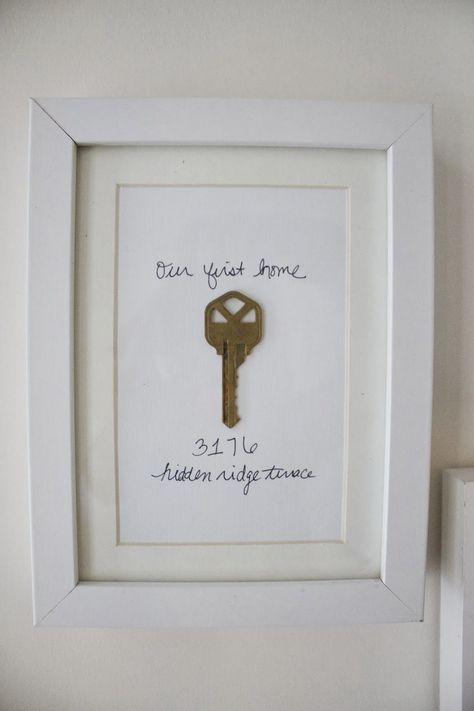 Cute idea: framed key to first officially owned home or condo! It'll be years for that to happen but some day we won't have to move every 4 years Bar In Casa, First Apartment Decorating, Diy Wand, Decor Ikea, First Apartment, Sweet Life, Cheap Home Decor, First Home, 인테리어 디자인