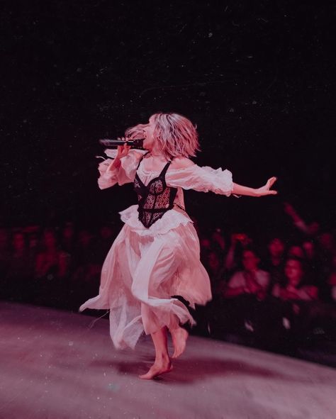 Aurora Concert Outfit Ideas, Singer Outfits On Stage Aesthetic, Aurora Concert Outfit, Aurora Stage Outfits, Aurora Outfit Singer, Aurora Singer, Aurora Musician, Aurora Aksnes, Festival Inspo