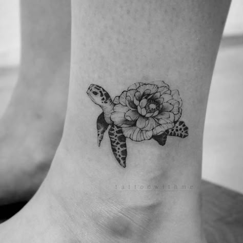 Turtle Rose Tattoo, Tortoise Tattoo, Turtle Tattoos, Hawaii Tattoos, Shell Tattoos, Turtle Tattoo Designs, Rose Tattoos For Women, Marquesan Tattoos, Geniale Tattoos