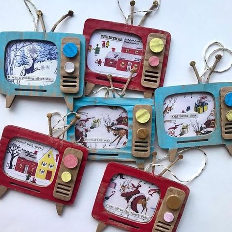 Sizzix Projects Ideas, Paper Crimper Ideas, Tim Holtz Retro Tv, Vintage Handmade Christmas Ornaments, Tim Holtz Christmas Ornaments, Sizzix Ornaments, Handmade Cards Using Stickers, Vintage Christmas Cards Handmade, Retro Christmas Diy