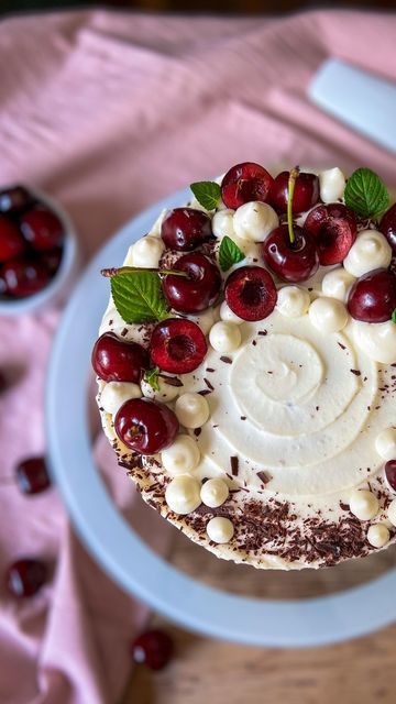 Black Forest Cake Aesthetic, Black Forest Cake Decoration, Chocolate Cherry Cake, Aesthetic Cake, Black Forest Cake, Cherry Cake, Easy Cooking Recipes, Chocolate Cherry, Pavlova