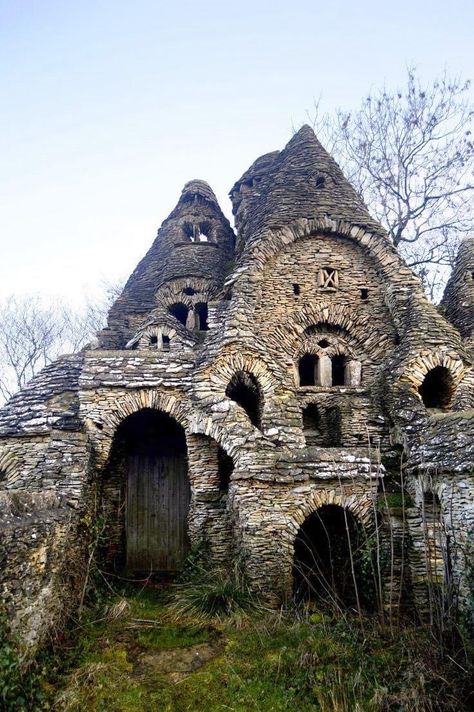 House England, Abandoned Hotels, Old Abandoned Buildings, Stone Building, Old Abandoned Houses, Abandoned Train, Abandoned Castles, Hobbit House, Abandoned Mansions