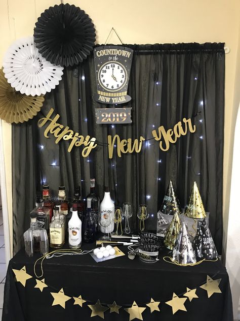 New years decorations Diy Nye Party, Diy Nye, Nye Party Decorations, Brunch Party Decorations, New Years Eve Dinner, New Years Dinner, New Year Table, Red Carpet Party, Hot Wheels Birthday