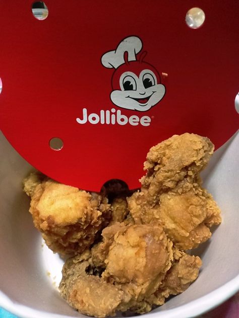 jollibee fried chicken <3 Jollibee Bucket, Jollibee Fried Chicken, Jollibee Chicken, Sleepover Food, Pinoy Food, Filipino Food, Filipino Recipes, Soul Food, Fried Chicken