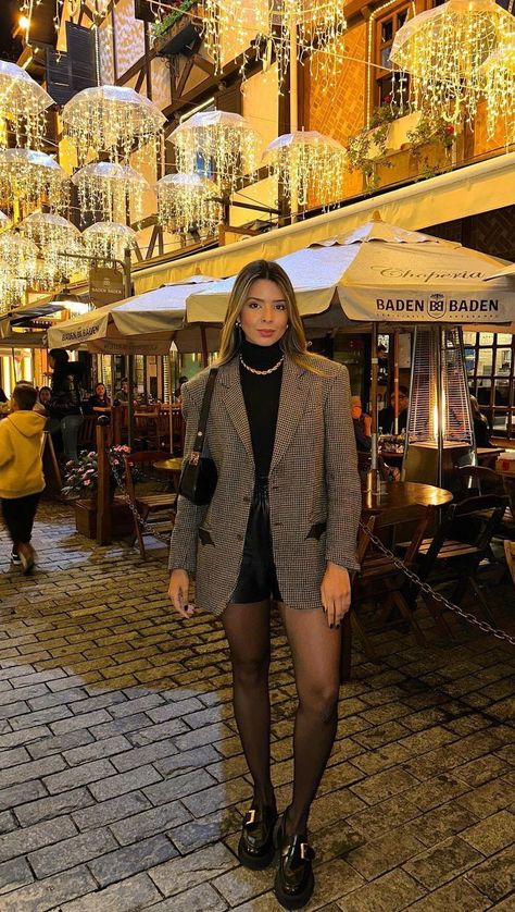 Look básico, e estiloso para o frio para ficar confortável New York Night Outfit, Eurotrip Outfits, Winter Night Outfit, Madrid Outfits, Outfits New York, Ny Outfits, New York Outfits, Outfit Primavera, Europe Outfits