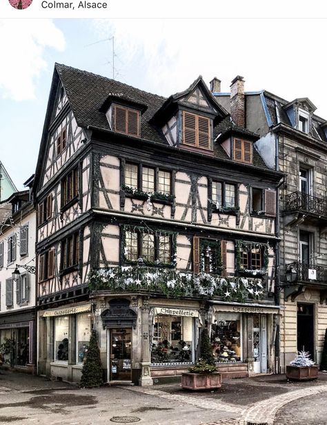 Tudor Apartment Building, German Townhouse, Windenburg Aesthetic, Tudor Townhouse, Tudor Buildings, Apartment Building Exterior, Tudor Architecture, Medieval Towns, Exterior Sketch