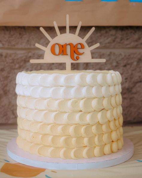 Our little sunshine’s 1st birthday cake ☀️ 📷 : @maremike ❤️ #firstbirthdaycake #cake #cakedesign #firstbirthday #birthdaycake #sunshine #one #firstbirthdayparty #oneyear #cakedecorating #cakedecorator #avyscakes Sun Smash Cake, First Trip Around The Sun Cake, Sunshine Cake Smash, Sunshine Birthday Cakes, Sun Cake, Boys 1st Birthday Cake, Sunshine Cake, Sunshine Birthday, Happy Boy