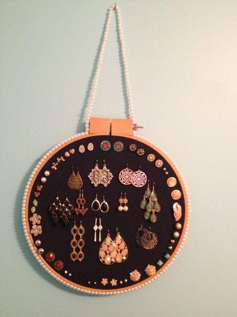 Cork Board Earring Holder, Rubber Band Storage Ideas, Earring Organization Diy, Frame Earring Holder Diy, Jewellery Hanger Diy, Diy Earing Storage, Diy Earring Board, Diy Earing Holders, Earrings Organizer Diy