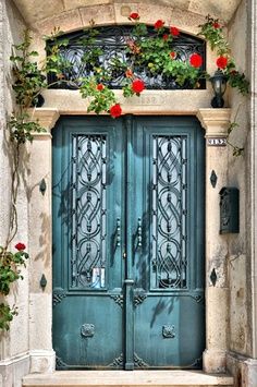 Hermosa!! Green Doors, Curb Appeal Landscape, When One Door Closes, Gorgeous Doors, Cool Doors, Door Gate, Blue Door, Old Doors, Unique Doors