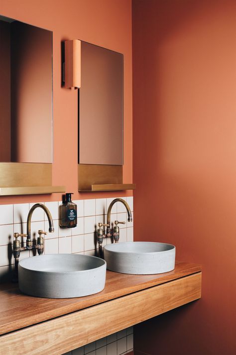 Naughtons Hotel - Alana Cooke Terracotta Bathroom Ideas, Orange Bathroom Ideas, Burnt Orange Bathroom, Small Bathroom Tile, Terracotta Bathroom, Storage Small Bathroom, Small Bathroom Tile Ideas, Small Bathroom Inspiration, Retro Bathroom Decor