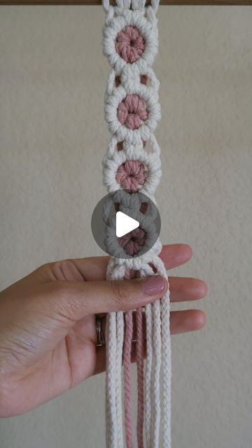 Macrame Circle Pattern, Macrame Hacks, Macrame Flower Tutorial, Flowers Macrame, Diy Wall Hanging Yarn, Braided Jewelry, Macrame Circle, Flower Macrame, Macrame Flowers