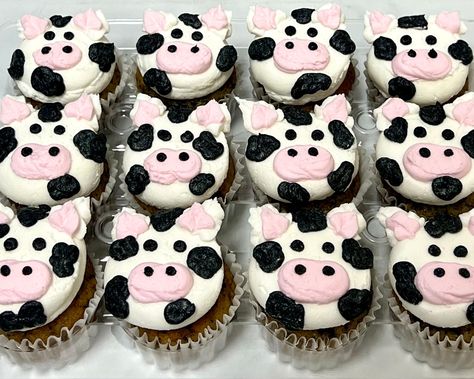 Cupcake Cow Cake, Cow Print Cupcakes Ideas, Pink Cow Cupcakes, Easy Cow Cupcakes, Cow Theme Cupcakes, Cow Cupcakes Ideas, Cow Cupcake Cake, Cow Print Cupcakes, Cow Desserts