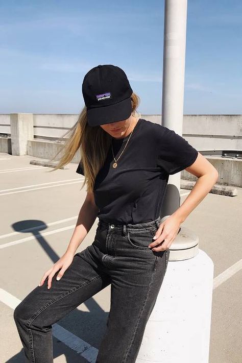 10 Cool Patagonia Outfits Worn By Fashion Editors | Who What Wear Patagonia Hat, Patagonia Outfit, Vancouver Fashion, Hat Outfit, Pride Outfit, Instagram Outfits, Ethical Clothing, Outfits With Hats, Athletic Fashion