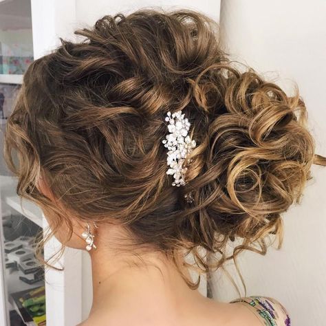 Bridal Side Curly Bun Updo Catering Outfit, Curly Bun Updo, Curly Hair Updo Wedding, Side Bun Wedding, Curly Wedding Hairstyles, Hair Updo Wedding, Wedding Curls, Curly Bun Hairstyles, Curly Bun