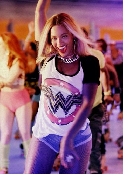 Beyonce - Blow Music Video Beyonce Visuals, Beyonce Blow, Beyonce Photoshoot, Beyonce Makeup, Beyonce Music, Beyonce Pictures, Beyonce Knowles Carter, Beyonce Style, Beyoncé Giselle Knowles-carter