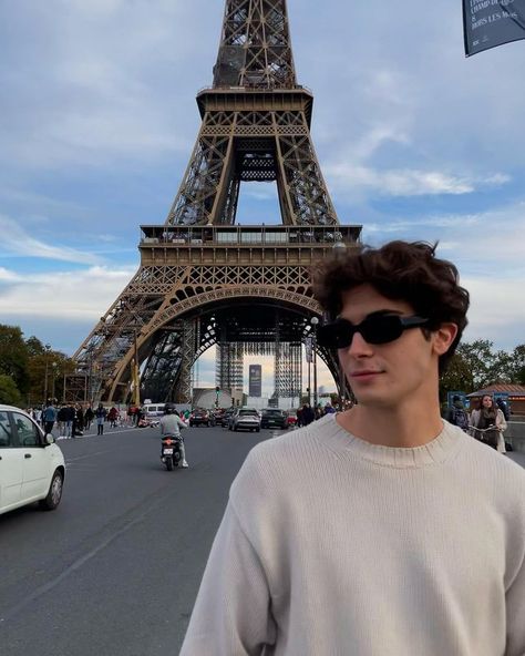 Guy In Paris Aesthetic, Europe Aesthetic Fashion Men, Men In Paris Aesthetic, Paris Instagram Pictures Men, Paris Poses Photo Ideas Men, Paris Instagram Pictures Aesthetic, Paris Men Aesthetic, Paris Photo Ideas Men, Paris Pic Ideas