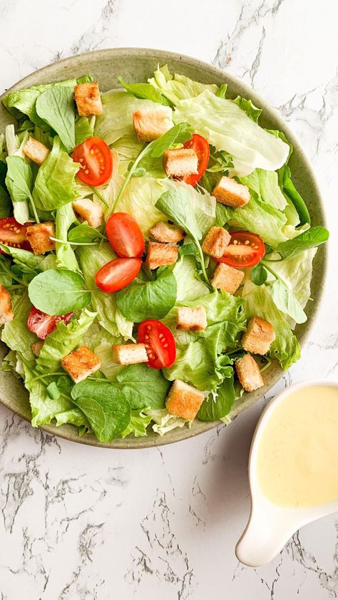 2sis_nacozinha on Instagram: Que tal uma salada ? A ideia é trazer uma alimentação saudável para o nosso dia a dia ! . A salada Caesar é a mais popular entre as… Salada Aesthetic, Nom Nom, Vision Board, Nutrition, Diet, On Instagram, Quick Saves