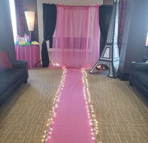 Fashion Show Themed Birthday Party, Pageant Party Ideas, Runway Birthday Party Ideas, Fashion Show Birthday Party Ideas, Fashion Show Party Ideas, Diy Fashion Show Runway, Fashion Show Decorations Ideas, Fashion Birthday Party Ideas, Fashionista Birthday Party