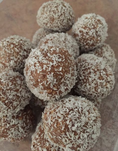 If something is quick, easy and tasty – I’ll be trying it! So when I came across a recipe for Milo Balls, I couldn’t wait to make them. I love milo, I love making (and eating) tru… Fruit Smoothies Recipes, Milo Recipe, Freezable Cookies, Party Snacks Easy, Love Milo, Easy Sweets, Birthday Party Snacks, Smoothies Recipes, Xmas Food